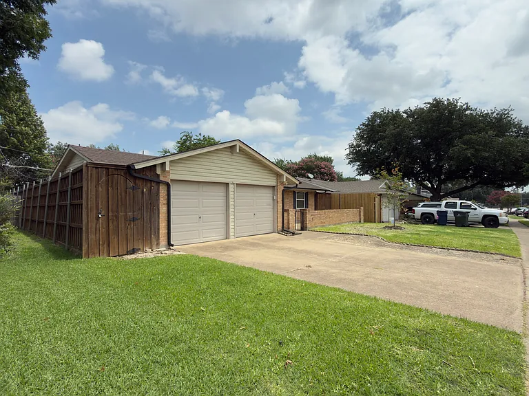 4613 Danville Dr — Photo 2