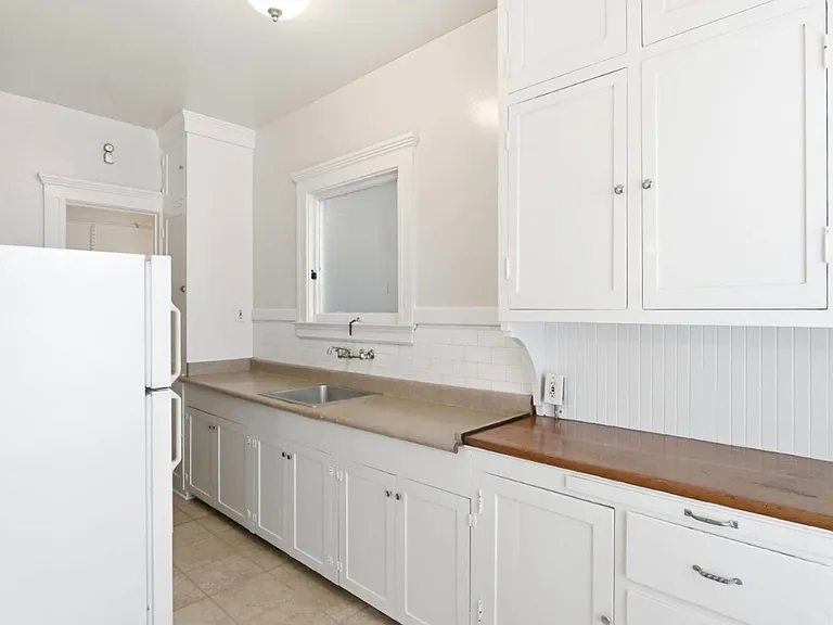 The Townsend Apartments, located at 1029 Oak Street, is a beautiful four-story, historic brick bu... — Photo 9