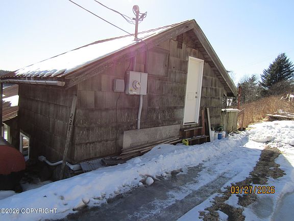 4th image of 221 Alder Ln