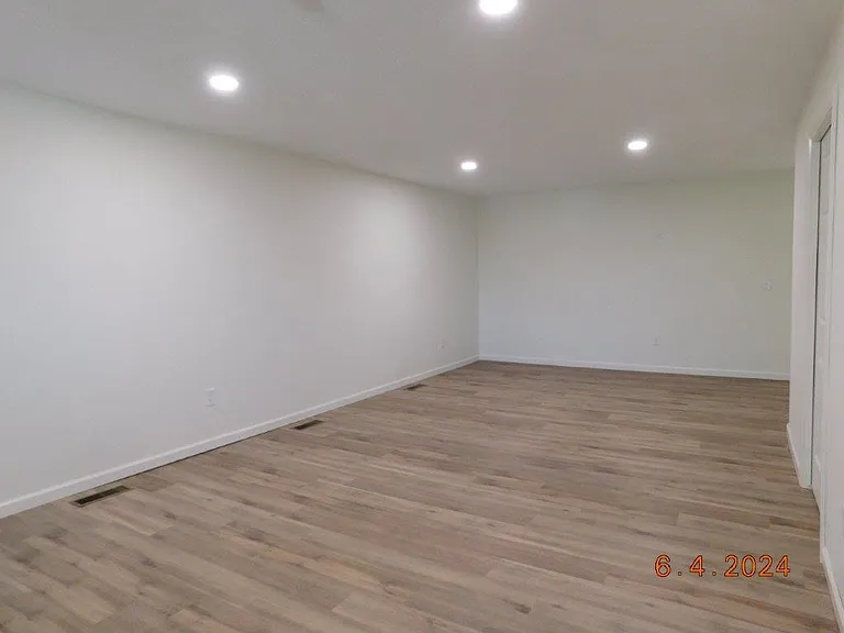 220 S Sycamore St — Photo 8