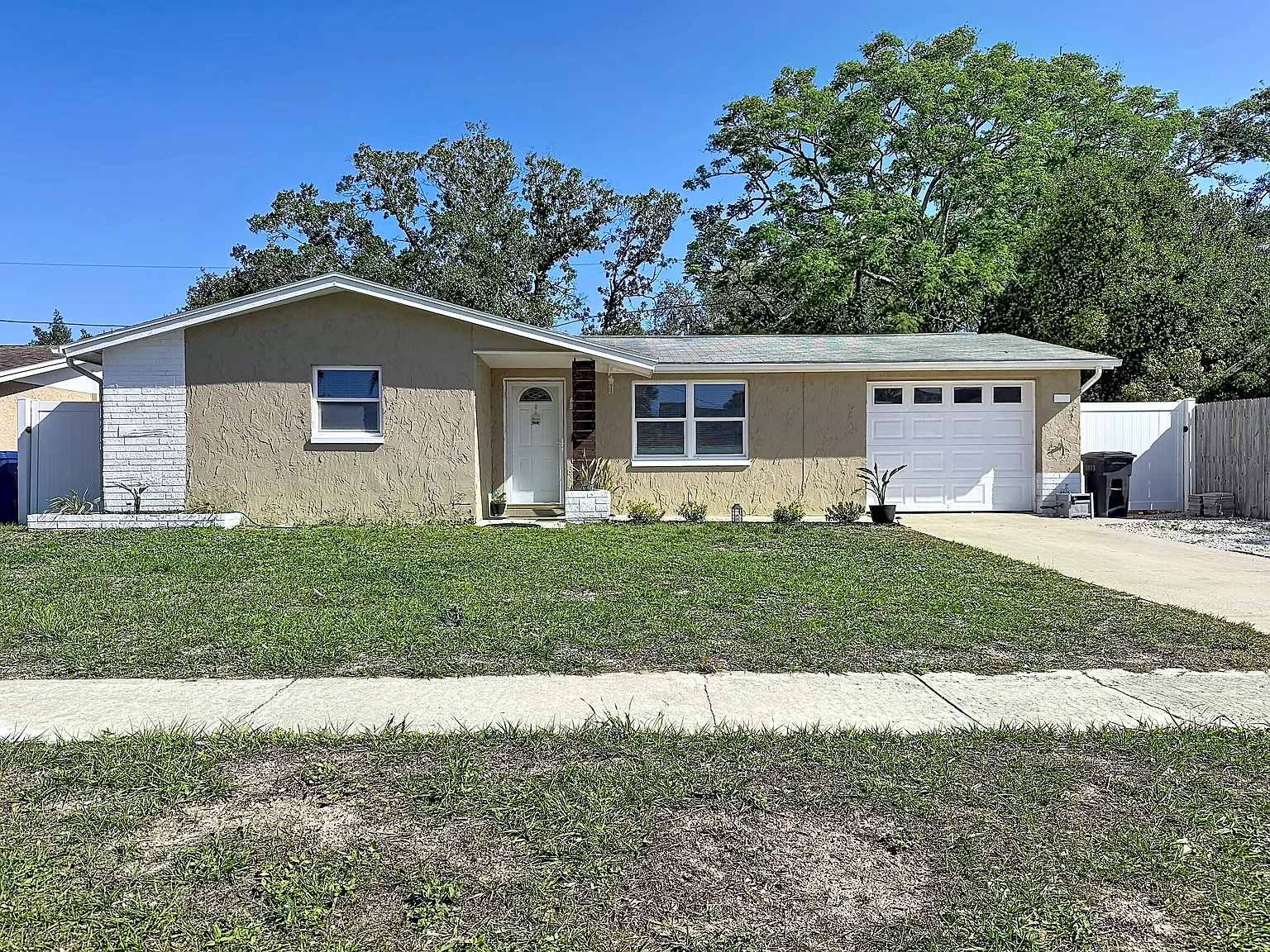 3 bed, 1028 sqft, $1,895 — Photo 1