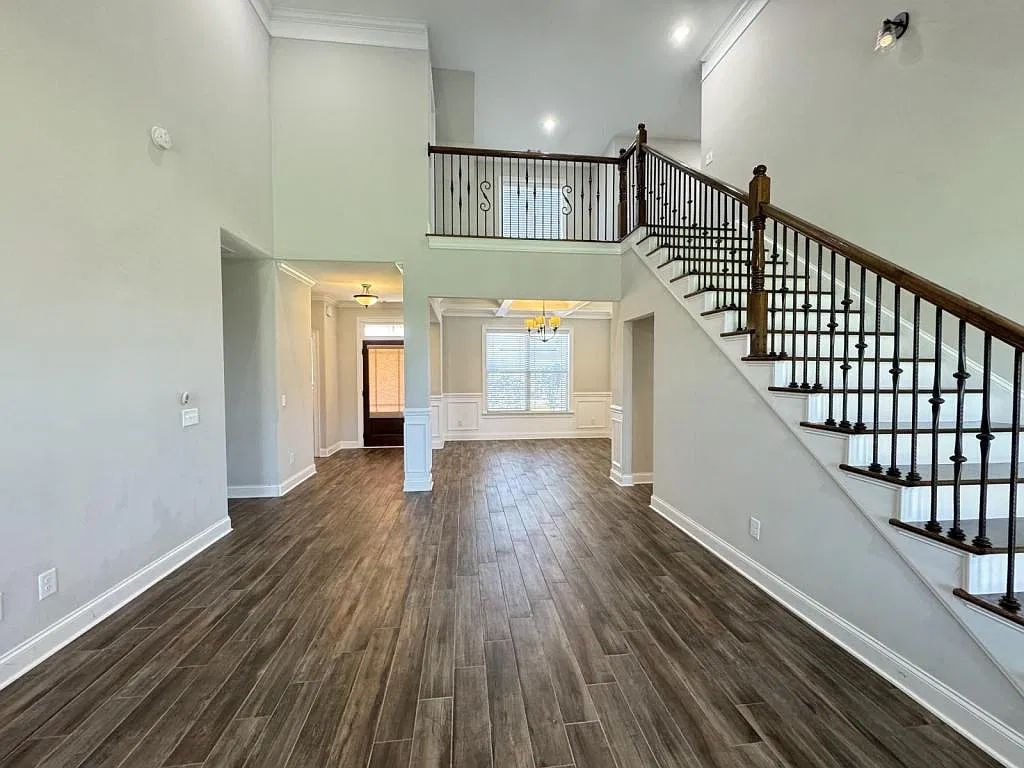 207 Sidney David St — Photo 4
