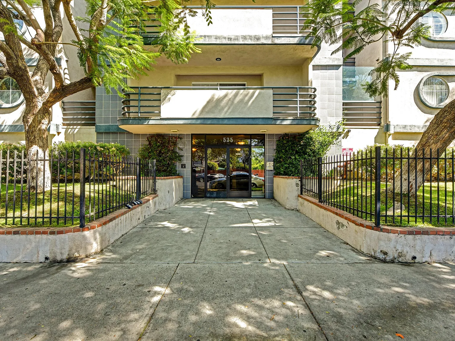 2 bed, 904 sqft, $2,300 — Photo 1