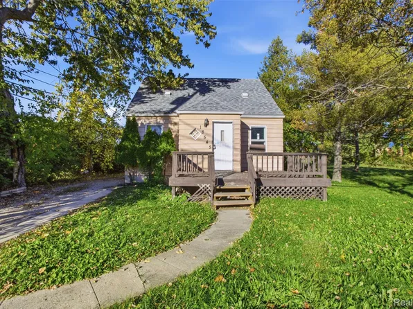 18545 Huntington Ave, Harper Woods, MI 48225