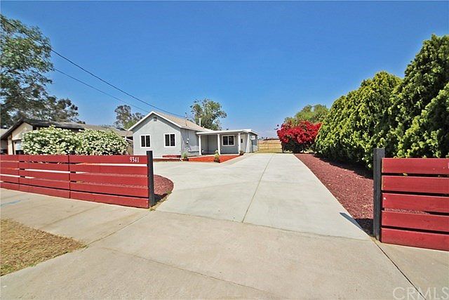 Modern horizontal plank border wall