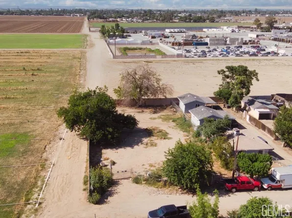 7700 Middleton Ln, Lamont, CA 93241