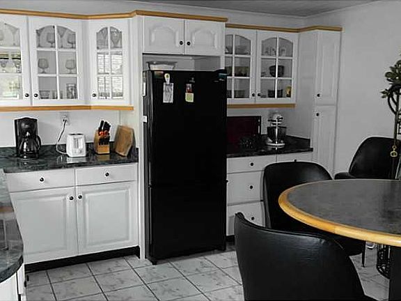 Updated kitchen, all appliances stay