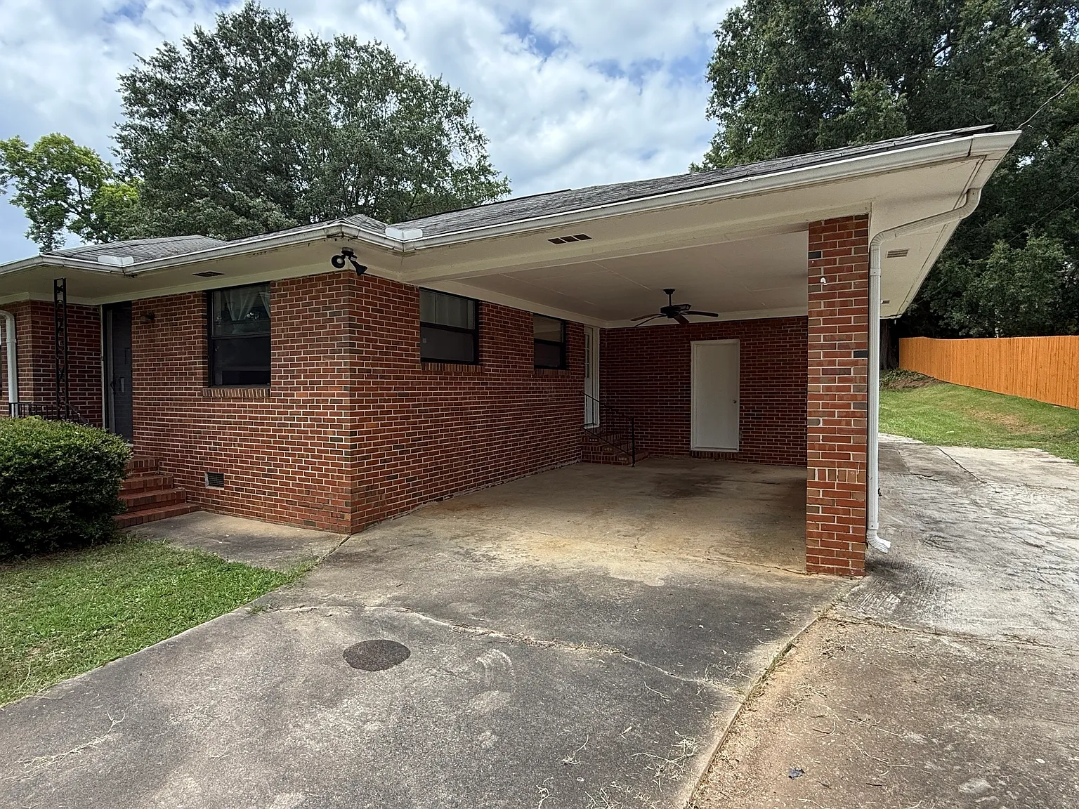 3 bed, 1.5 bath, 2584 sqft, $1,600 — Photo 2