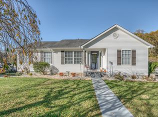 1120 Robins Meadow Ln, Bristol, TN 37620