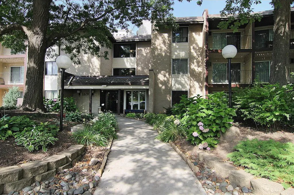 2 bed, 995 sqft, $1,600 — Photo 1