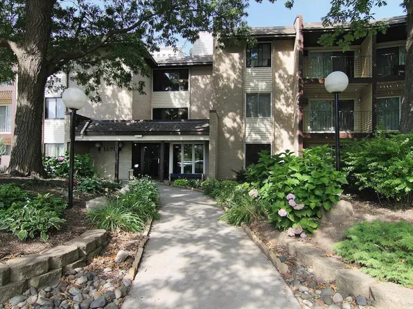 1690 Highway 36 W APT 221, Roseville, MN 55113