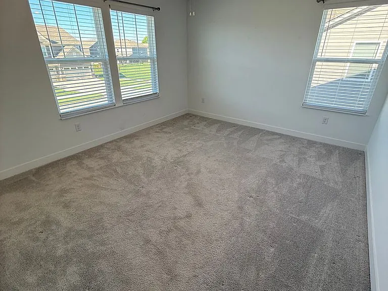 1046 Elmwood Ln — Photo 30