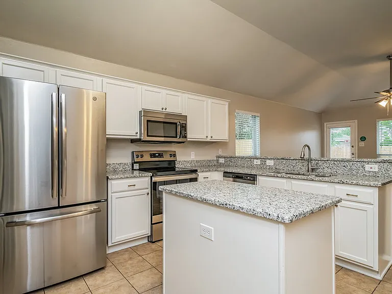 904 Nancy Dr — Photo 6