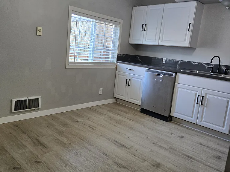167 NW Ebberts Ave #A — Photo 4