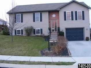 15 Matthew Dr, New Oxford, PA 17350
