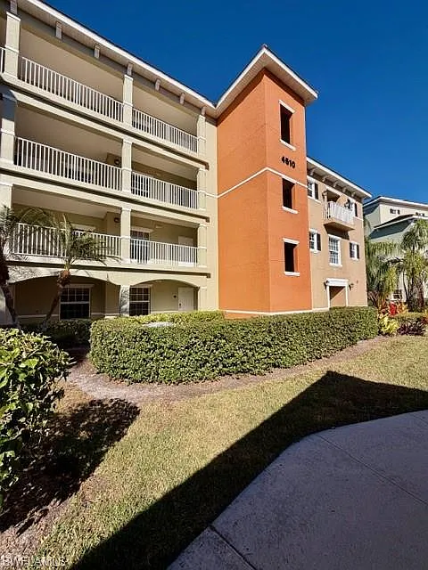 3 bed, 2.0 bath, 1246 sqft, $2,765 — Photo 2