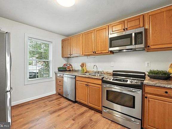 4th image of 2872 Gloucester Ct