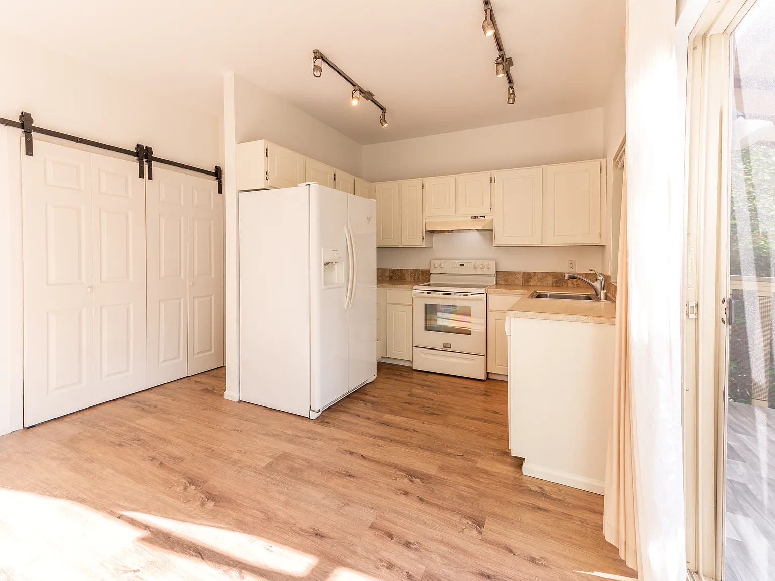 2 bed, 1.5 bath, 1086 sqft, $2,500 — Photo 3