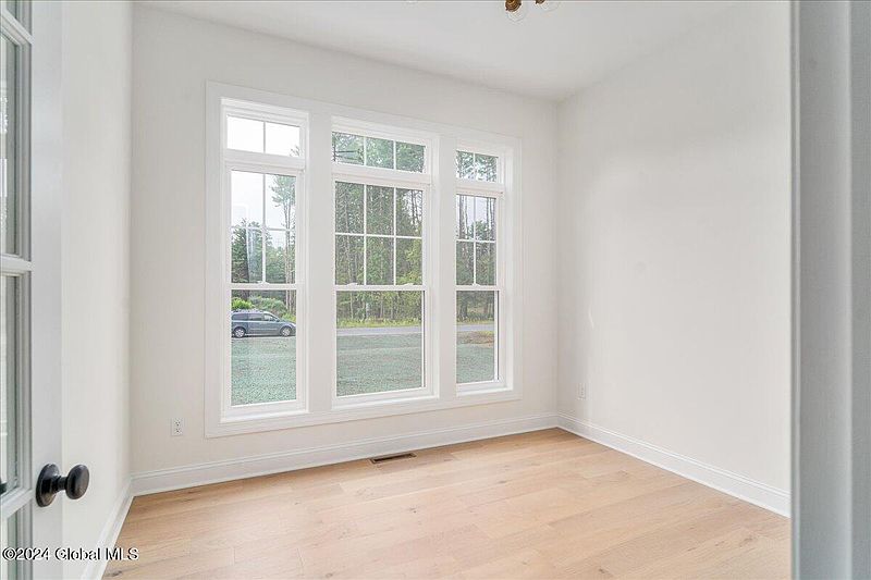 5th image of 24 Cannon Royal Drive