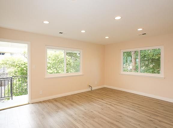 3rd image of 570 Oxford Ave APT A