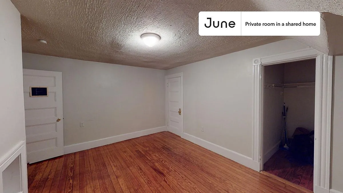 Queen bedroom in 6 bed/2 bath home in Allston #1235 F — Photo 3