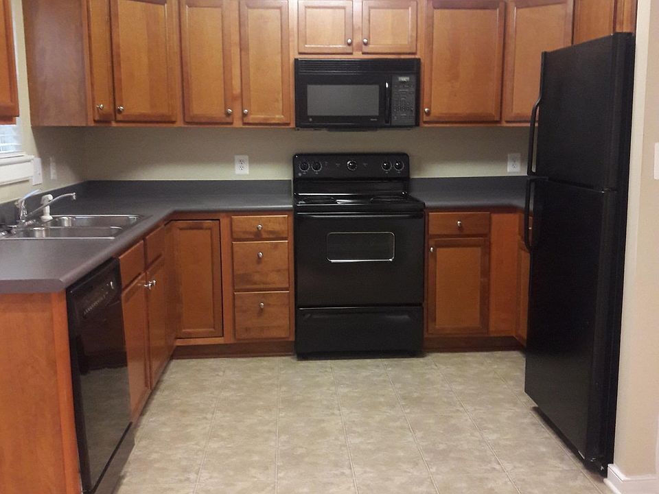 1st image of 302 S Amsterdam Ct