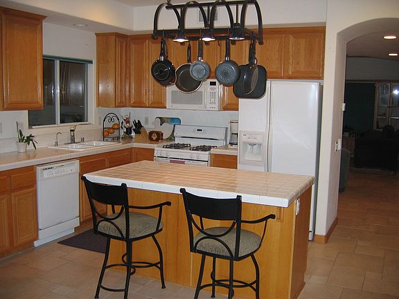 Kitchen w/ center island