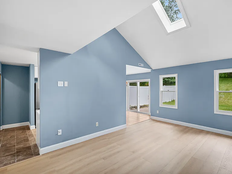 22 Lexington Dr — Photo 4