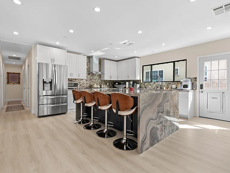 2101 E Glenoaks Blvd — Photo 10