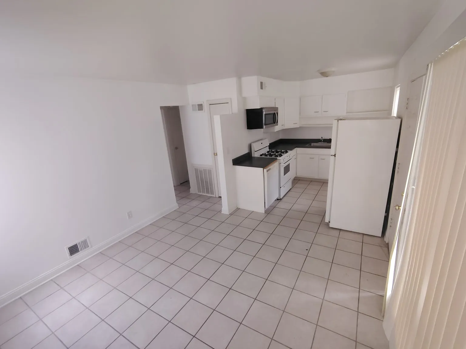 2 bed, 775 sqft, $950 — Photo 2