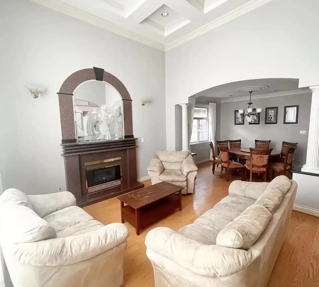 5 bed, 3980 sqft, $5,000 — Photo 2