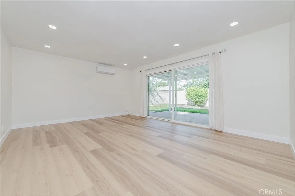 3 bed, 1.5 bath, 1096 sqft, $3,800 — Photo 3