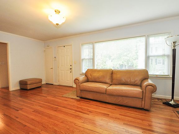 5th image of 209 Royal Pl
