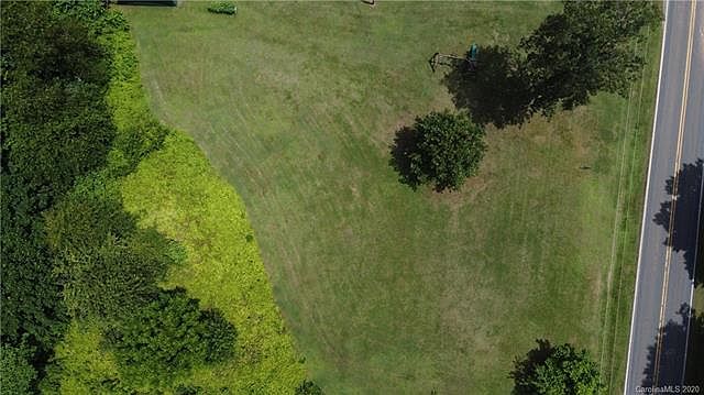 2nd image of 332 Cape Hickory Rd
