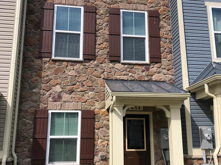 Ravenwood Dr — Photo 1