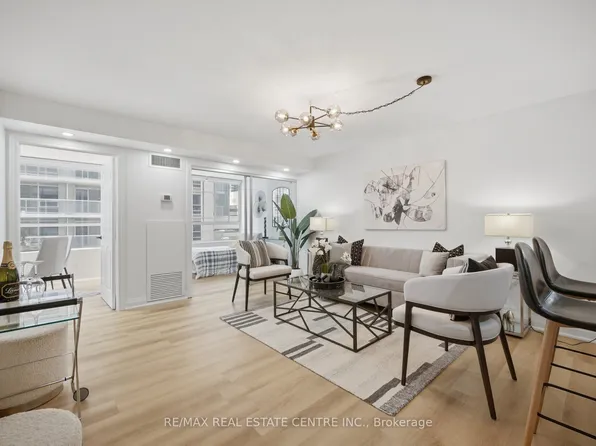 717 Bay St #1009, Toronto, ON M5G 2J9