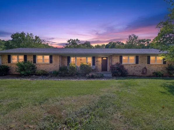 906 Riverside Cir, Celina, TN 38551