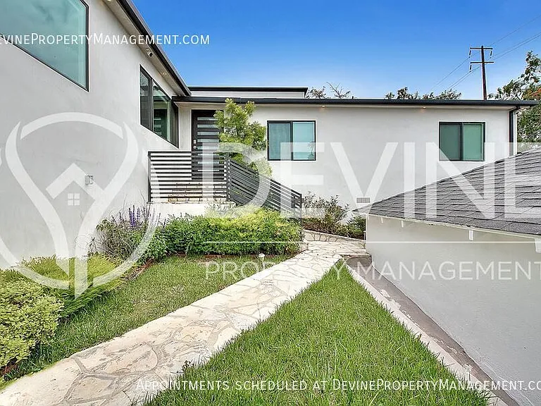 3026 Greenfield Ave — Photo 6