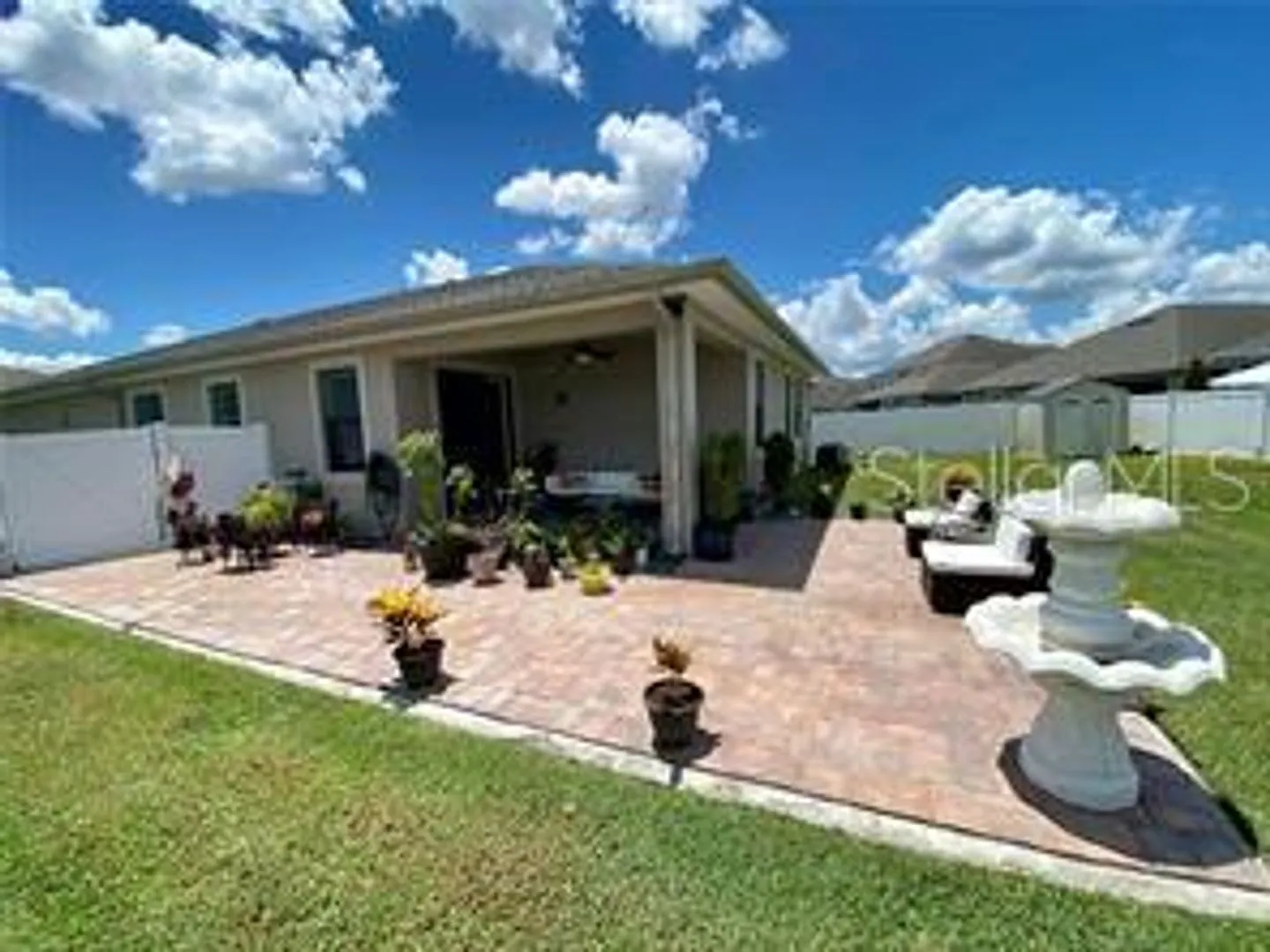 Stunning 4 bedrooms 3 bathroom home in sought after gated community! — Photo 4