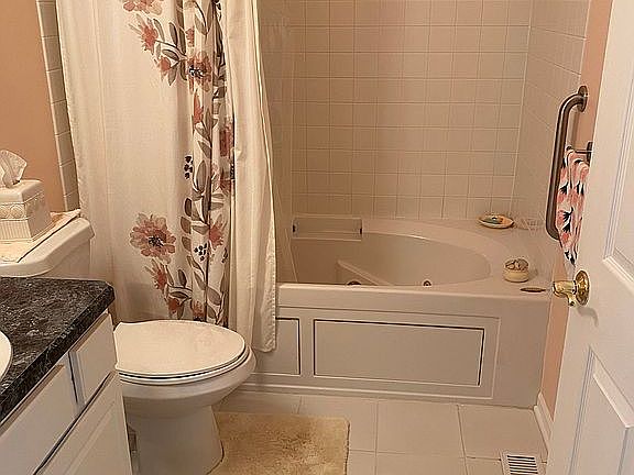 Second bath with Jacuzzi 