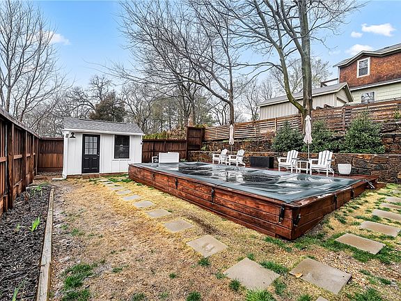 5th image of 402 W Prospect St