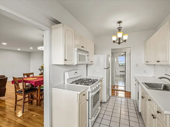 162-01 Powells Cove Boulevard image 16 of 27