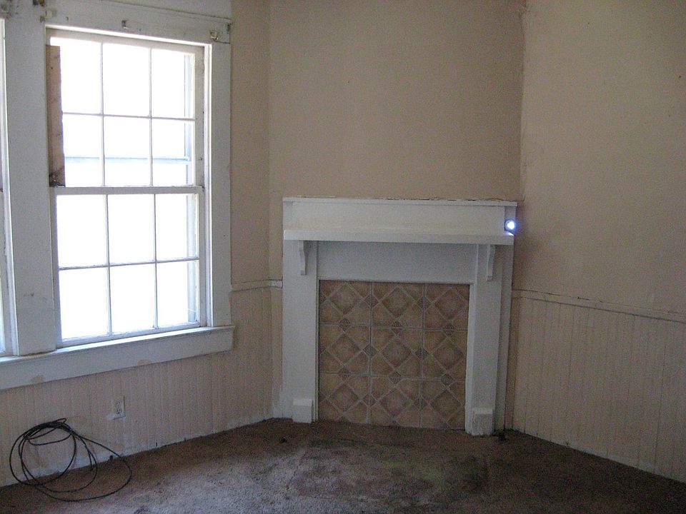 2nd image of 807 Craig Pl