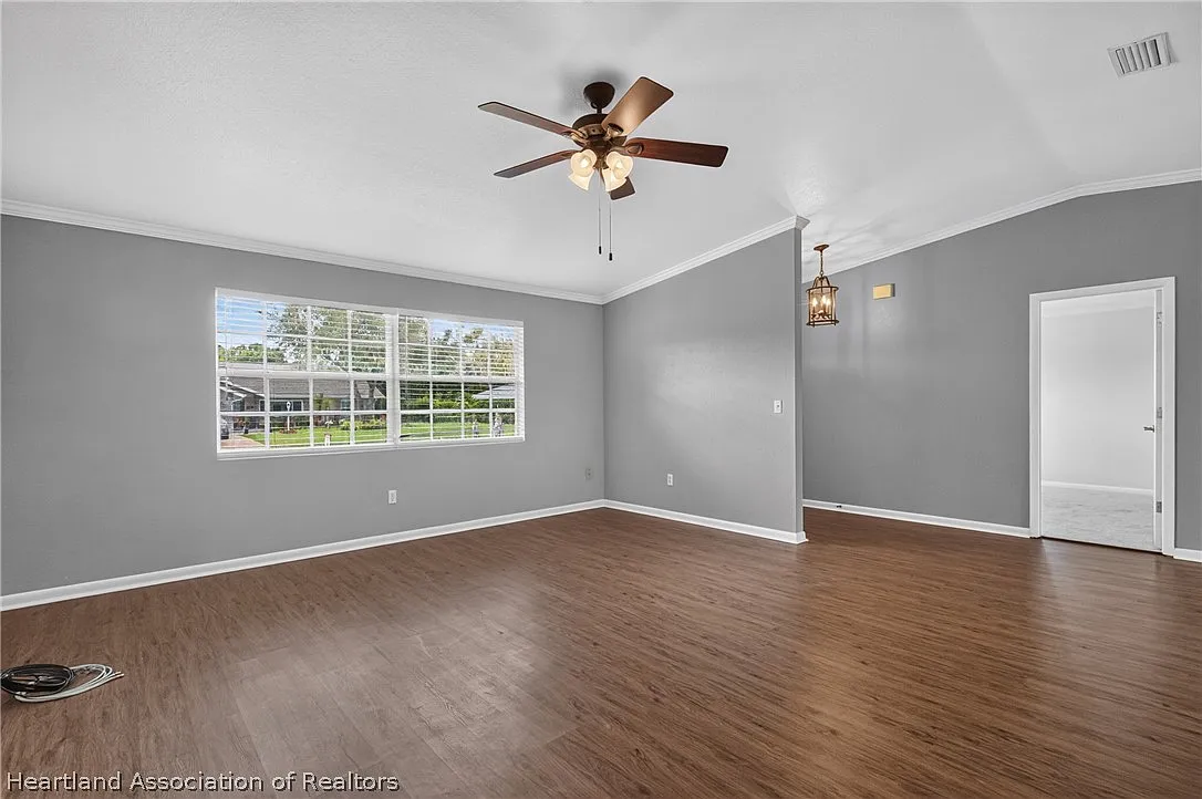 5 bed, 2.0 bath, 2093 sqft, $2,100 — Photo 4
