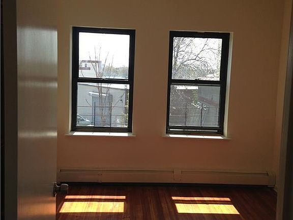 4th image of 3626 Greenpoint Ave