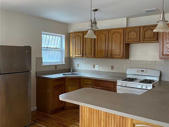 3rd image of 11558 Marsden St