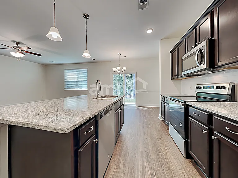 505 W Lionel Rd — Photo 3