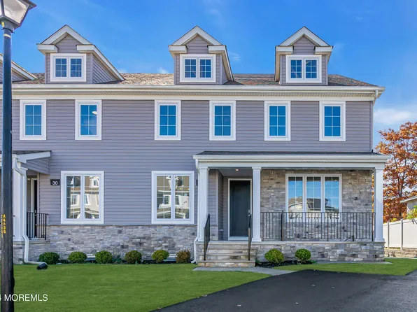 28 Blue River Way, Lakewood, NJ 08701