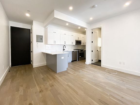 3rd image of 841 Dekalb Ave #2RR