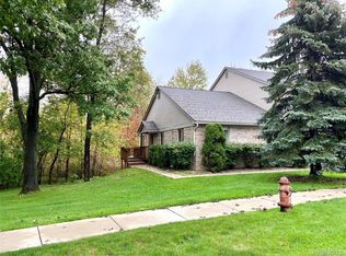 1099 Old Leake Ct, Holly, MI 48442